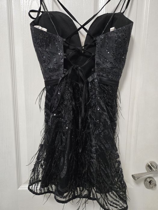 Рокля Лорети с колан, пера