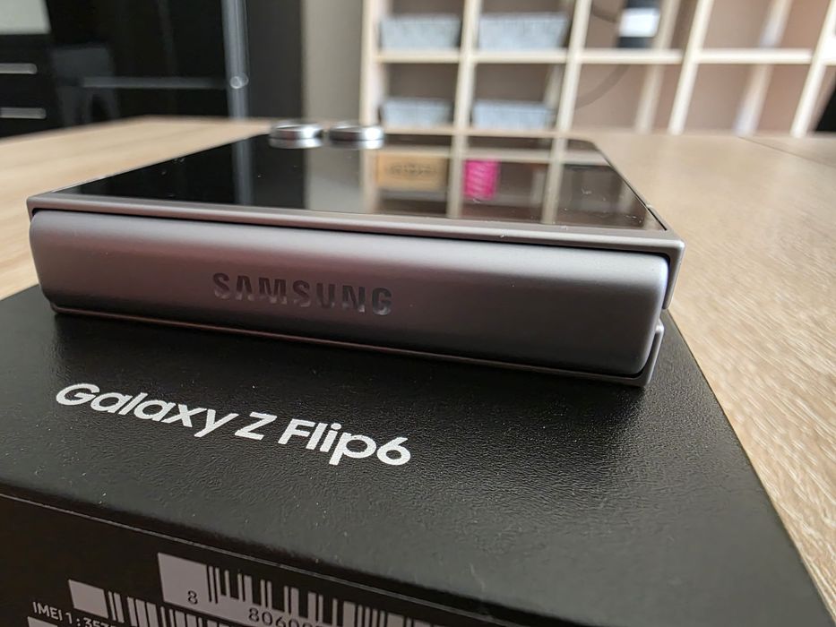 Перфектен Samsung Z Flip 6 256GB Silver Shadow, в гаранция