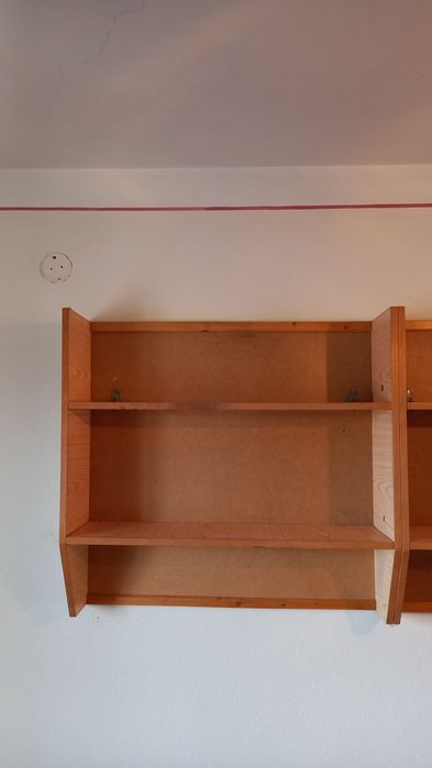Vand 2 etajere perete cu rafturi din lemn,stare f bună,frumoase