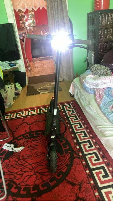 Vand trotineta electrica cu garantie si acte mai multe detalii la nr