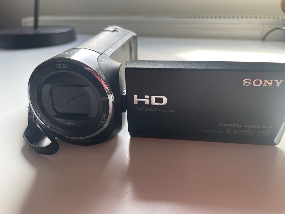 Handycam HDR-CX240E cu senzor CMOS