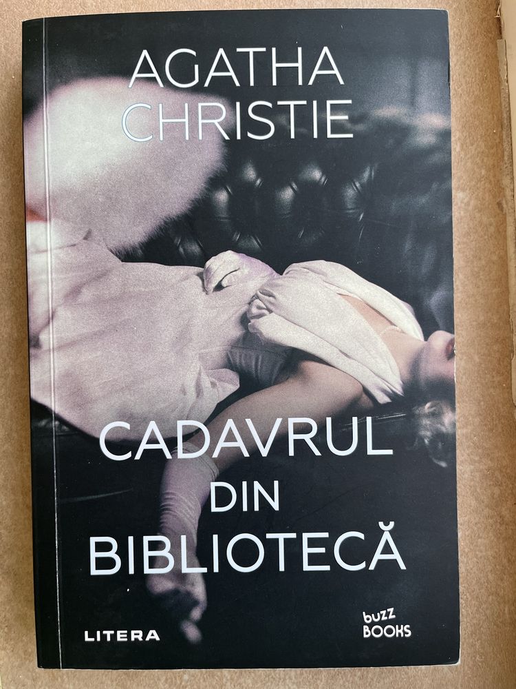 Vând 5 cărți noi de Agatha Christie