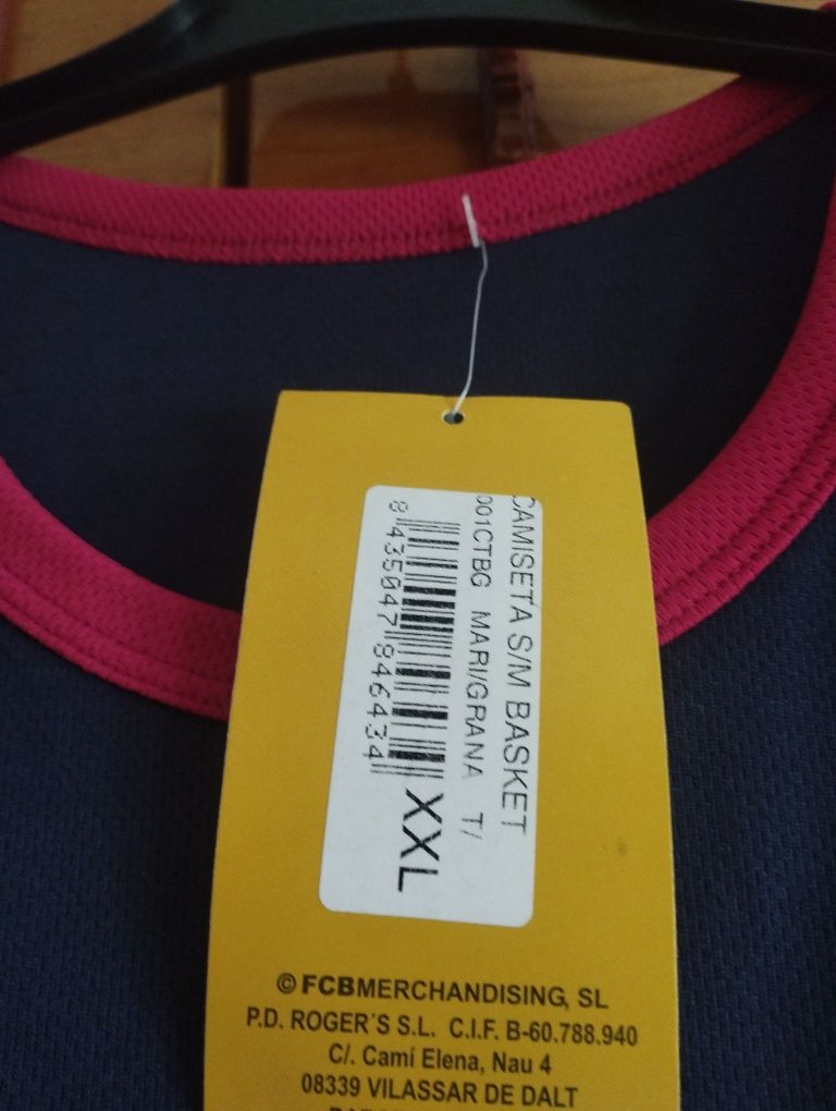 Vând tricou cu Barcelona xxl