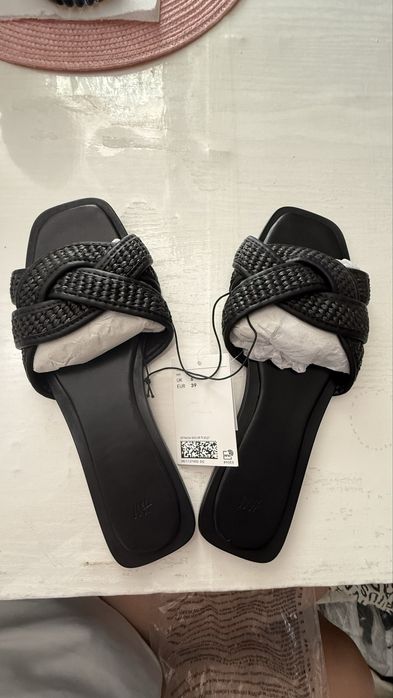 Papuc din piele cu impletitura de la H&M . Noi