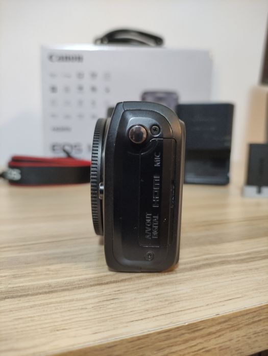 Canon EOS M + Canon 18-55 f/3.5 - 5.6