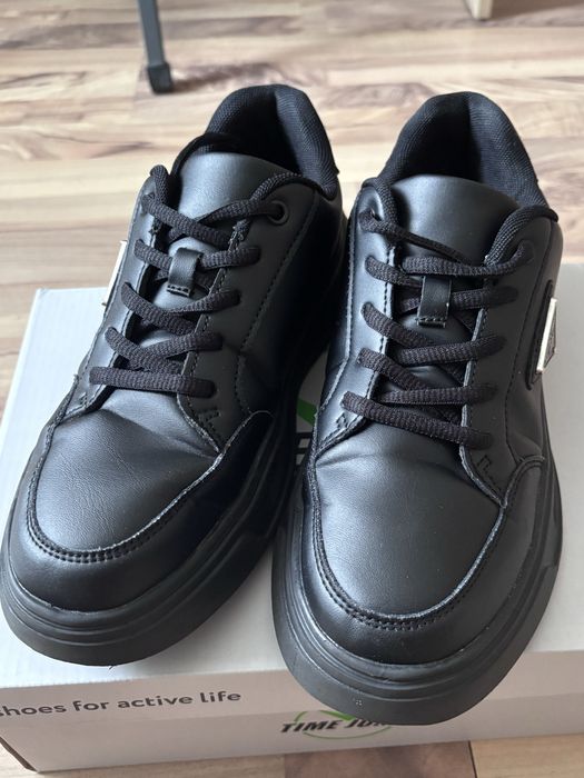 Продам кроссовки классика на девочку/женщину