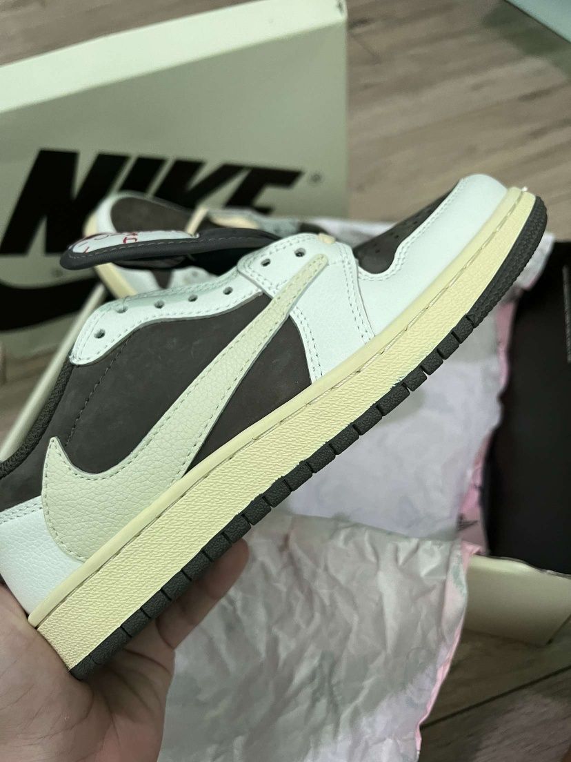 Обувки  NIKE Jordan 1 Low Travis Scott "Mocha Reverse" - 37,5 НОМЕР