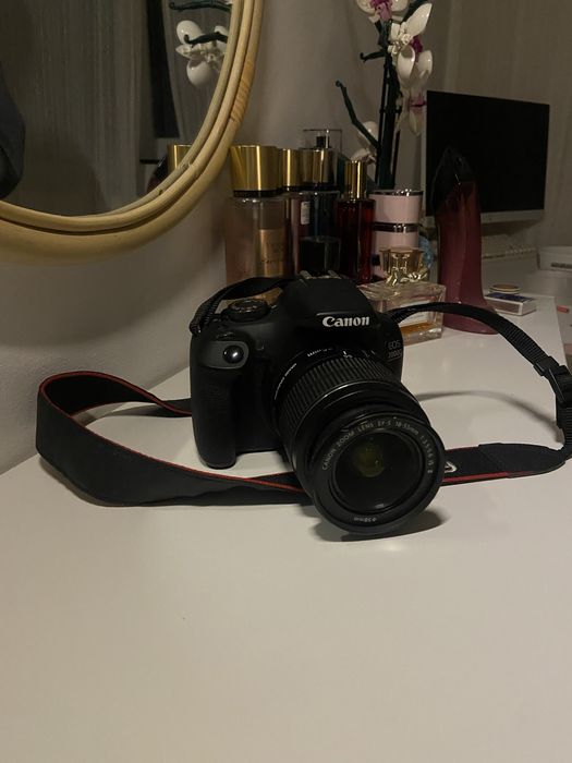 Camera Canon EOS2000D