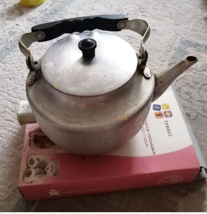 Советский электрический чайник в полном рабочем состоянии.