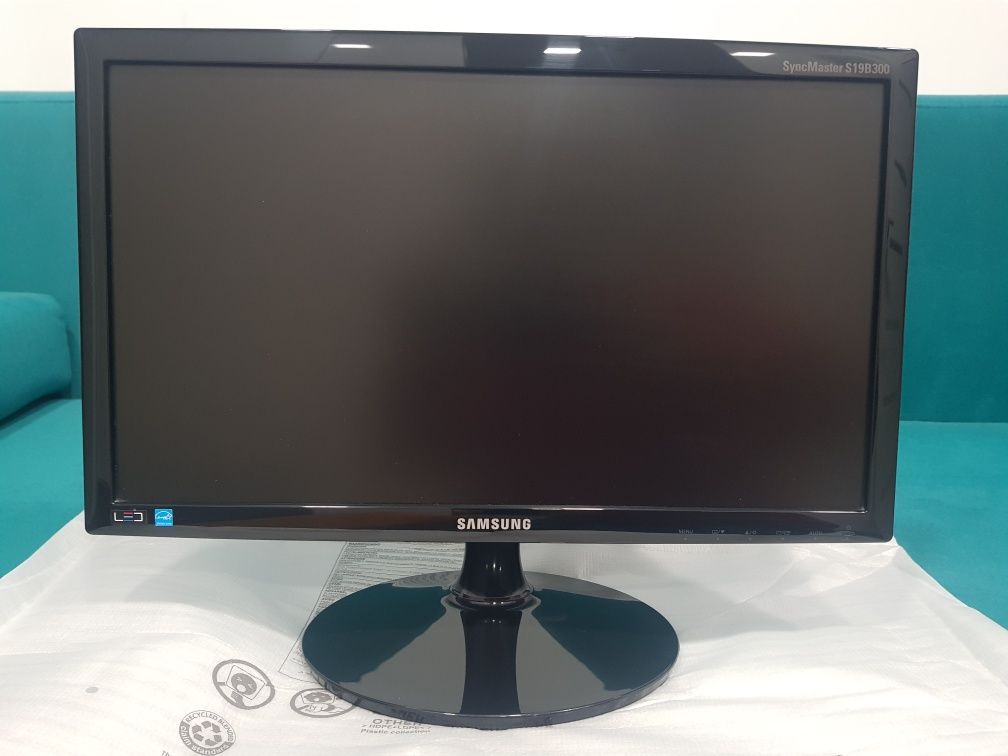 Monitor LED Samsung 18,5" Wide negru,