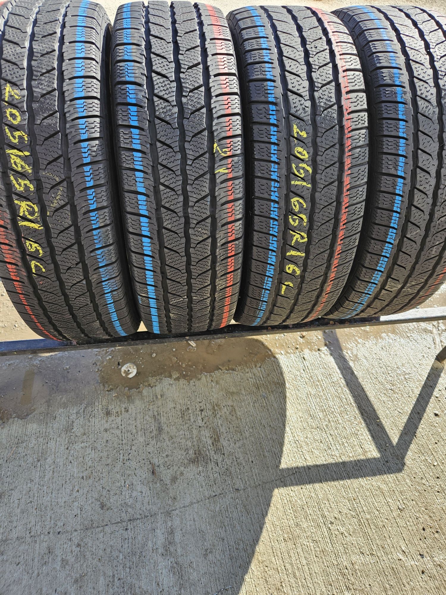 Vând anvelope 205/65/16 C 205/65r16 C CONTINENTAL