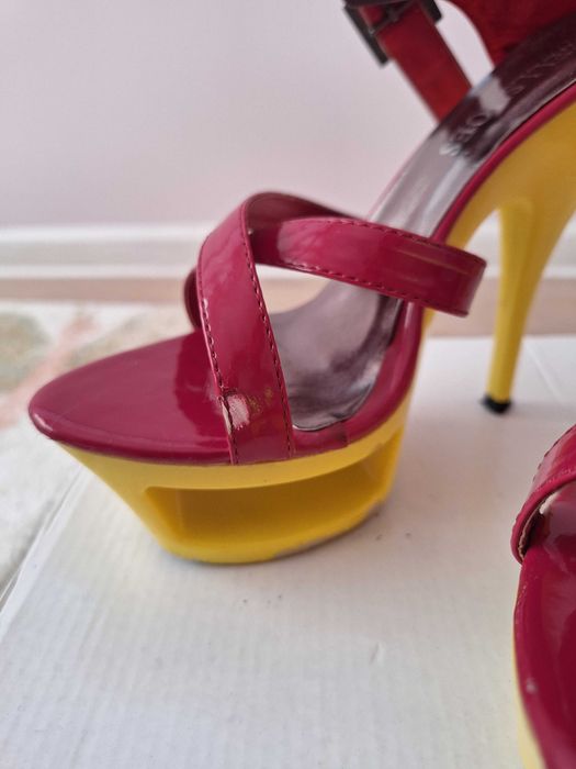 Обувки на висок ток