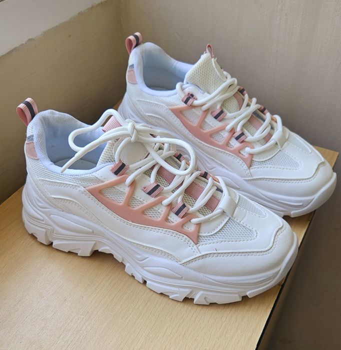 Чисто нови бели дамски маратонки