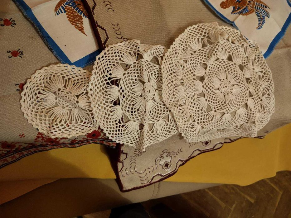 Ръчно бродирани и шити шевици, кърпи, гоблени