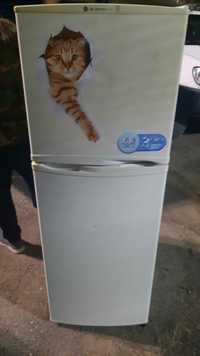 Срочно продам рабочий холодильник LG 45000т
