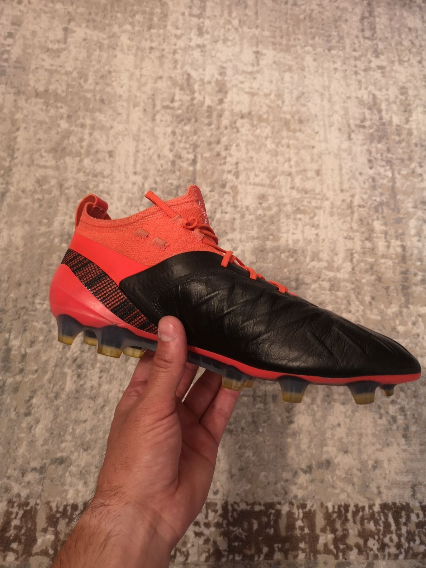 Vând ghete de fotbal profesionale Puma One 51 FG AG M 105578 01