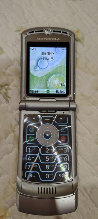 Razr cu clapa by Motorola