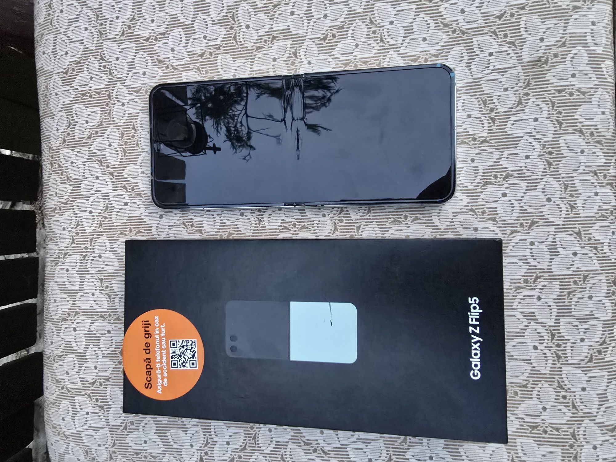 Samsung galaxy z flip 5 aproape nou