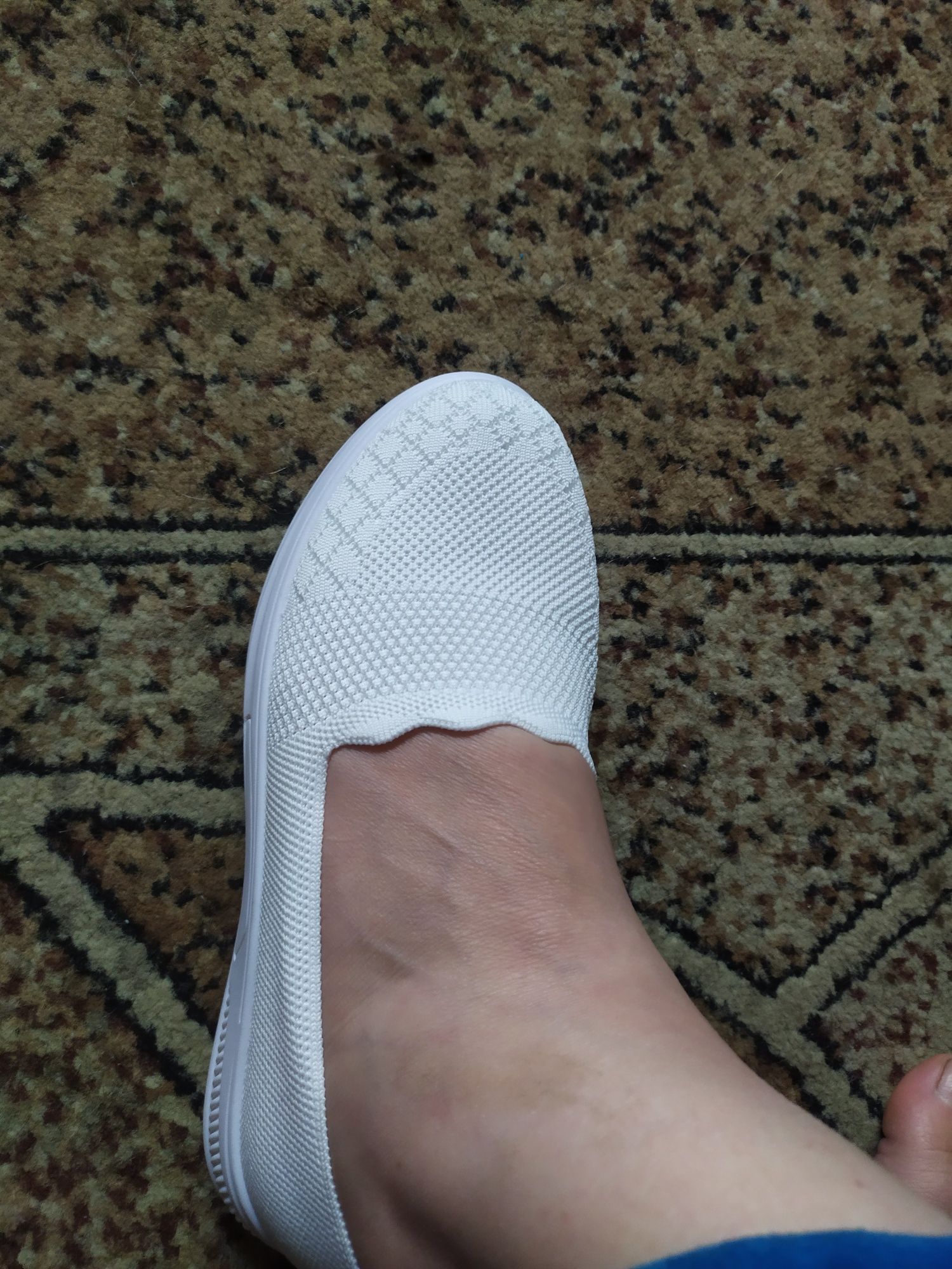 Обувь белые изики.