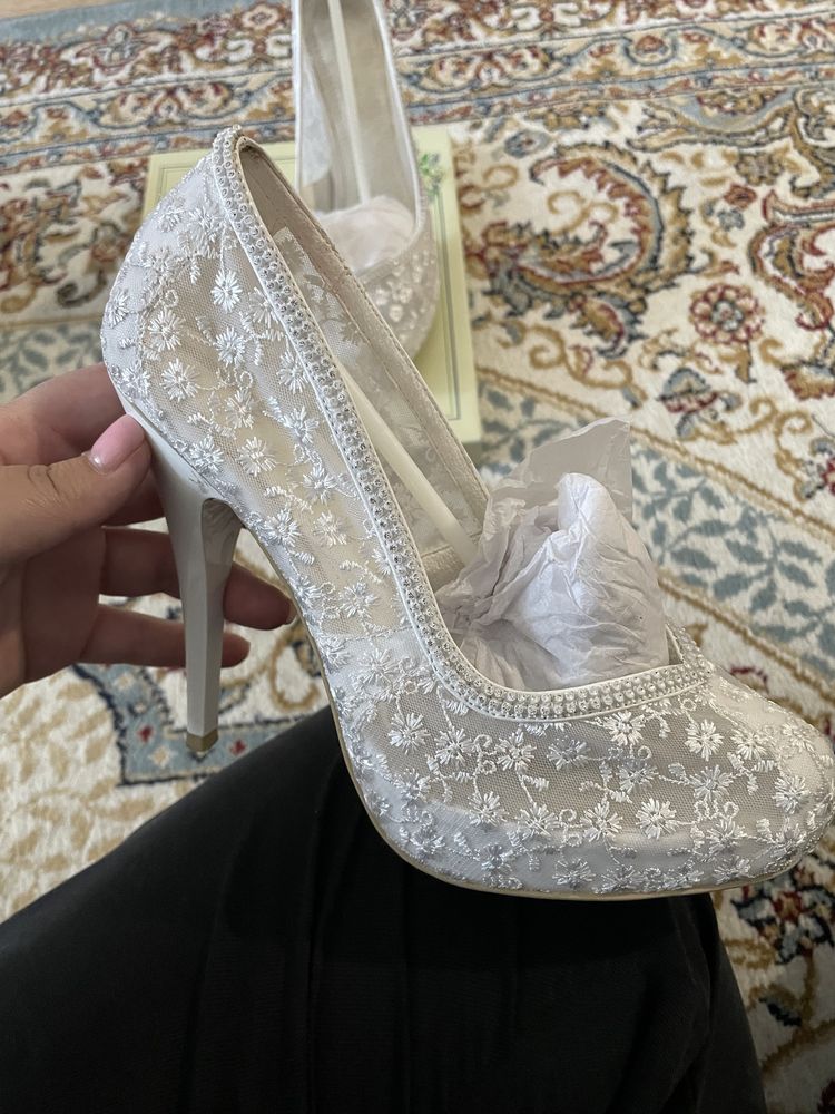 Свадебные белые туфли