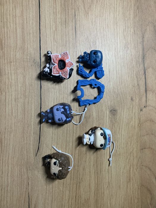 Фигурки киндер джой, очень странные дела