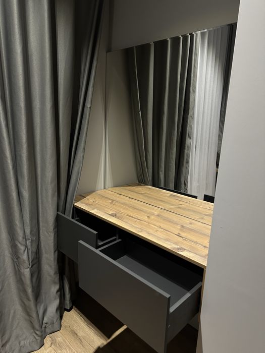 Зеркало, две тумбочки плюс полочки