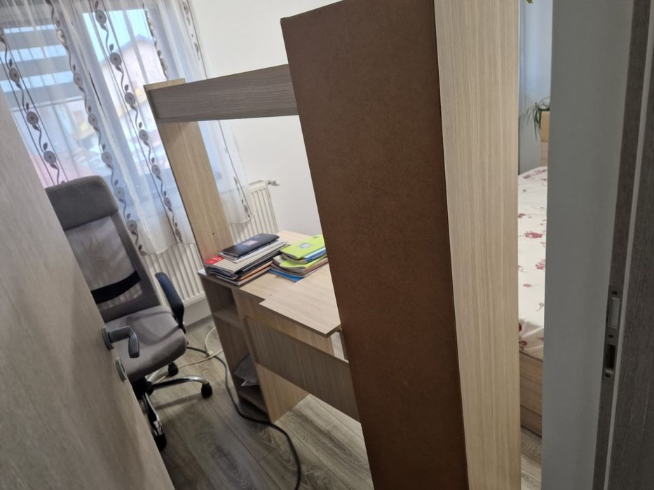 Vând birou,instalează foarte bună