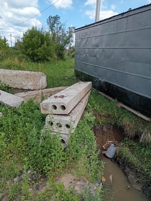 Продам бетонные  столбы, плиты, ригеля,.