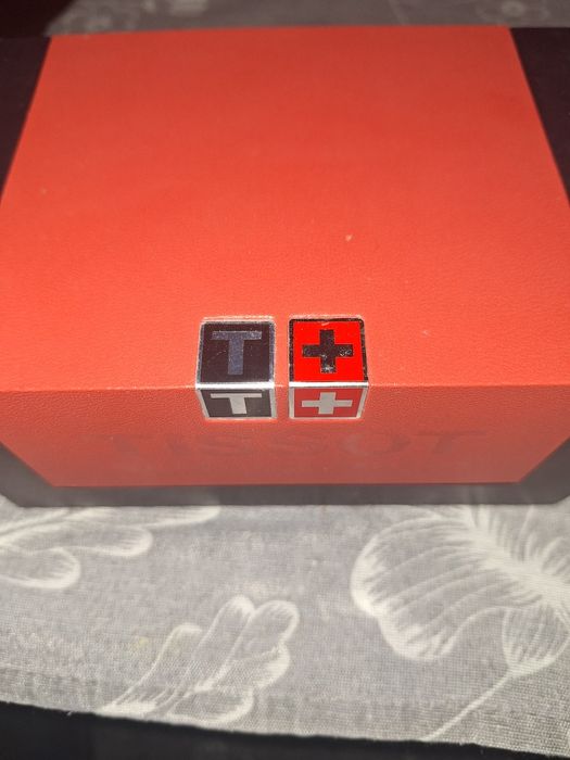 Часовник Тиссот като нов е.