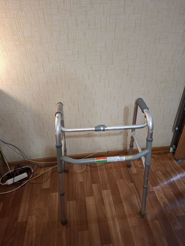 Продаю инвалидные ходунки