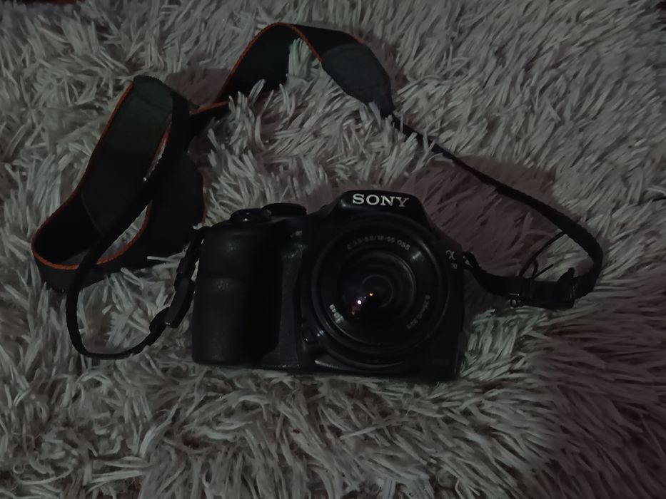 Продавам фотоапарат Sony ILCE-3000.