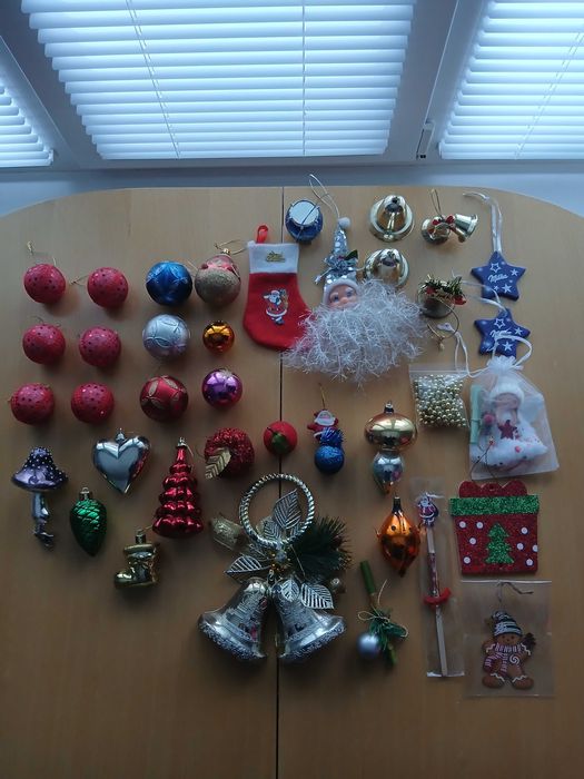 Коледни играчки и гирлянди