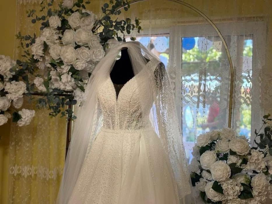 Rochie de mireasă ,creolină ,voal si geantă