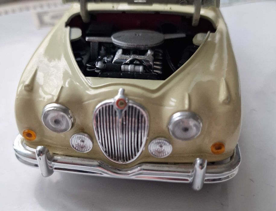Macheta auto Jaguar Mark II fildeșului si rosu 1959 Maisto 1:18