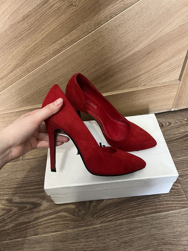 Туфли красного цвета 36 размера