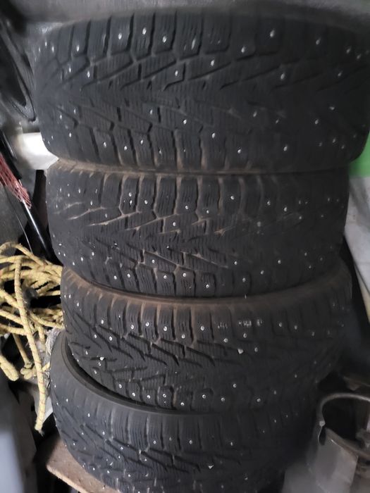 Продам  зимний  комплект  шин 225 60 R17