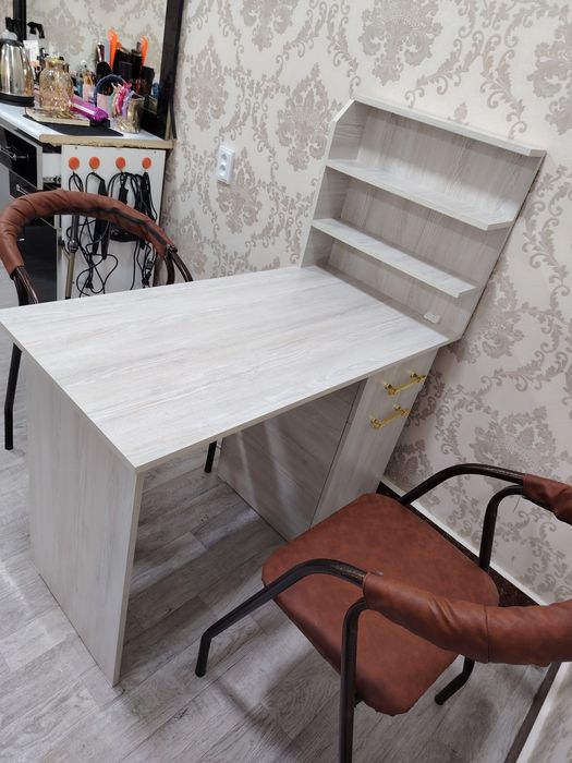 Salonga manikyurshitsa va kiprik narashka qiladigan qiz kerak