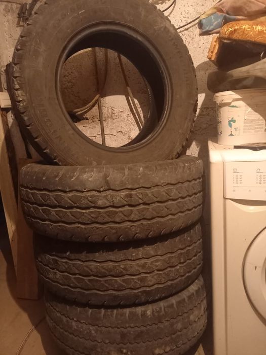 Продам зимние балоны размер 235/65/16