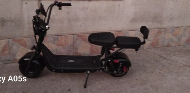 Scuter electric cu cutie