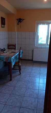 Apartament cu 4 camere,bucătărie,2băi,2 holuri,2 balcoane