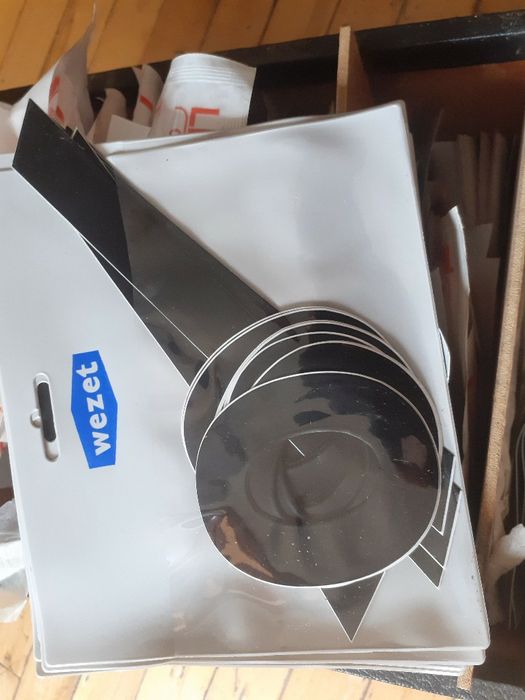 Комплект над 1000 самозалепешти се букви и цифри.