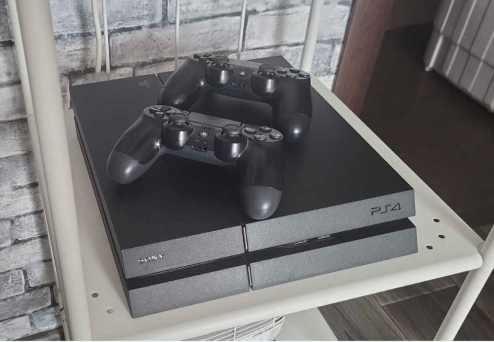 Ps4 fat 2 джостика игры есть внутри