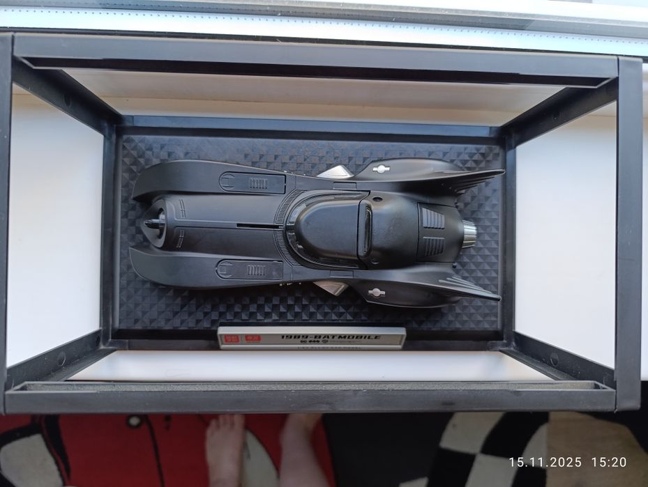 Продаю металлическую машину Бэтмобиль