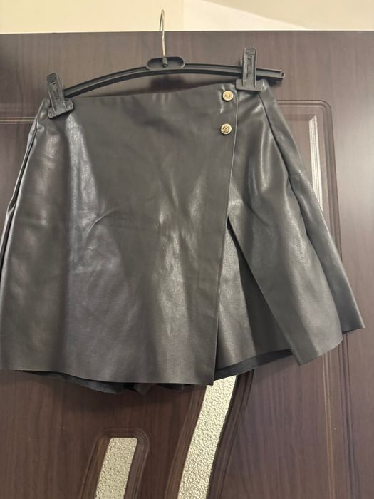 Кожена пола и блуза