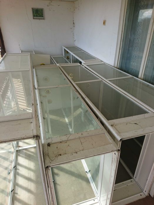 Витрини от алуминии и стъкло,има и осветление.