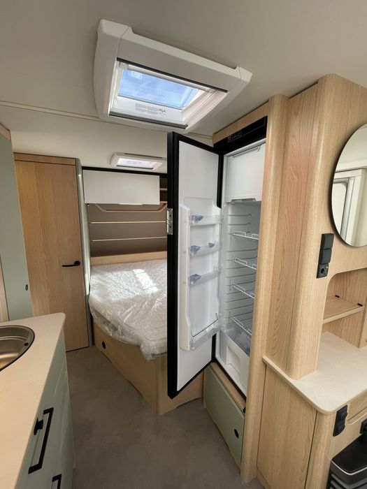 Rulotă Lmc Style 440D/ noua/ 12ani garantie/ premium/ 4-5 persoane