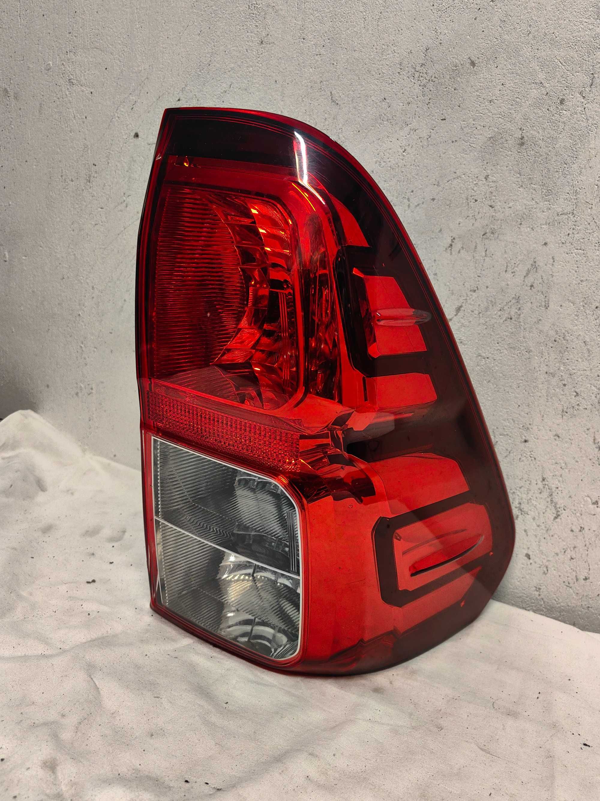 Оригинален стоп Тойота  Toyota Hilux