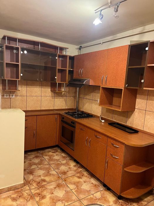 Mobilier bucatarie + frigider + spatiu de depozitare