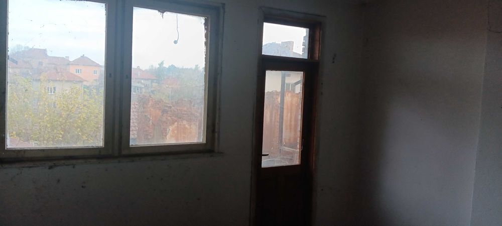 Продава триетажна Къща, град Луковит, област Ловеч, без комисионна.