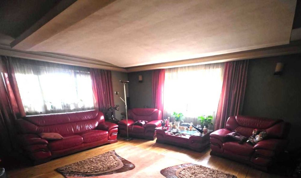 canapea cu fotolii si masa din piele